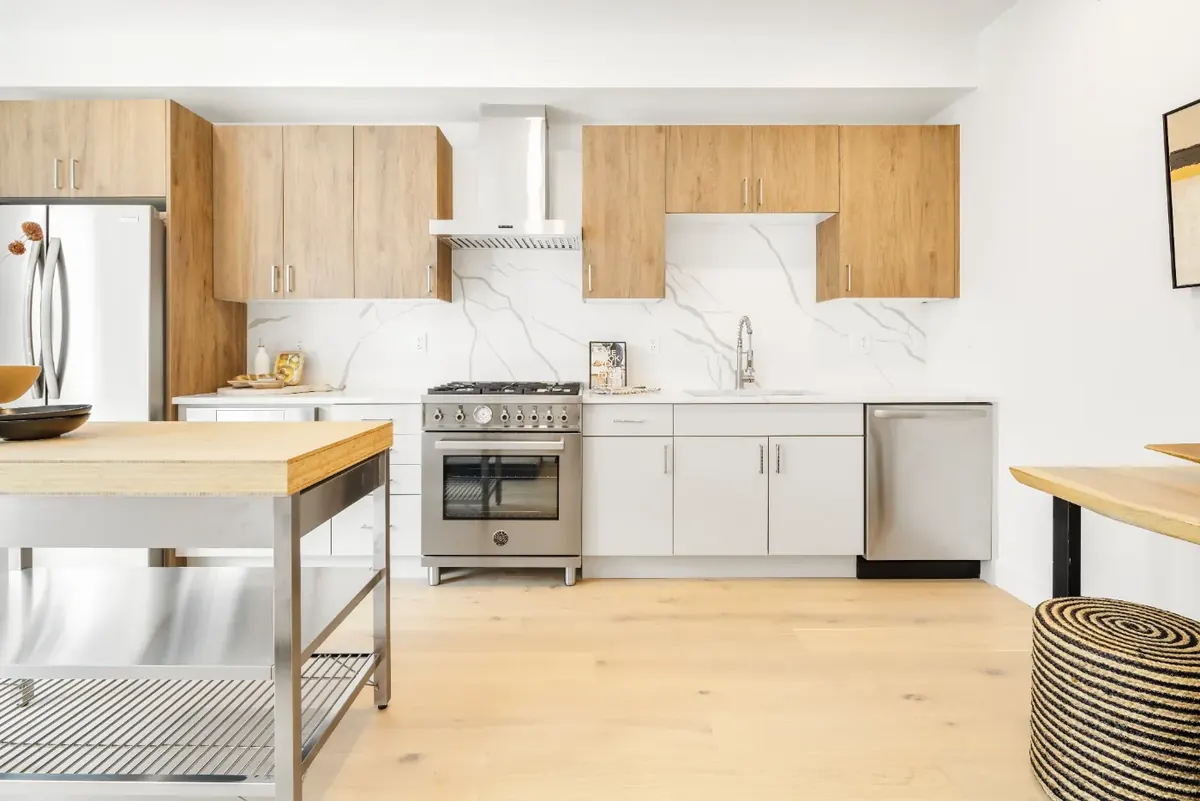 Marble kitchen in a furnished mid-term rental
